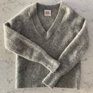 ARITZIA Little Moon Gray Sweater – Like New!
